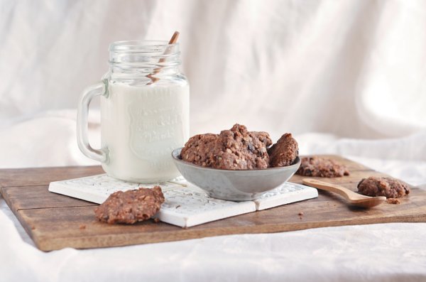 aszalt  szilvás-kakaós vegán zabkeksz recept - teljes kiőrlékű zabpelyhes keksz egyszerűen